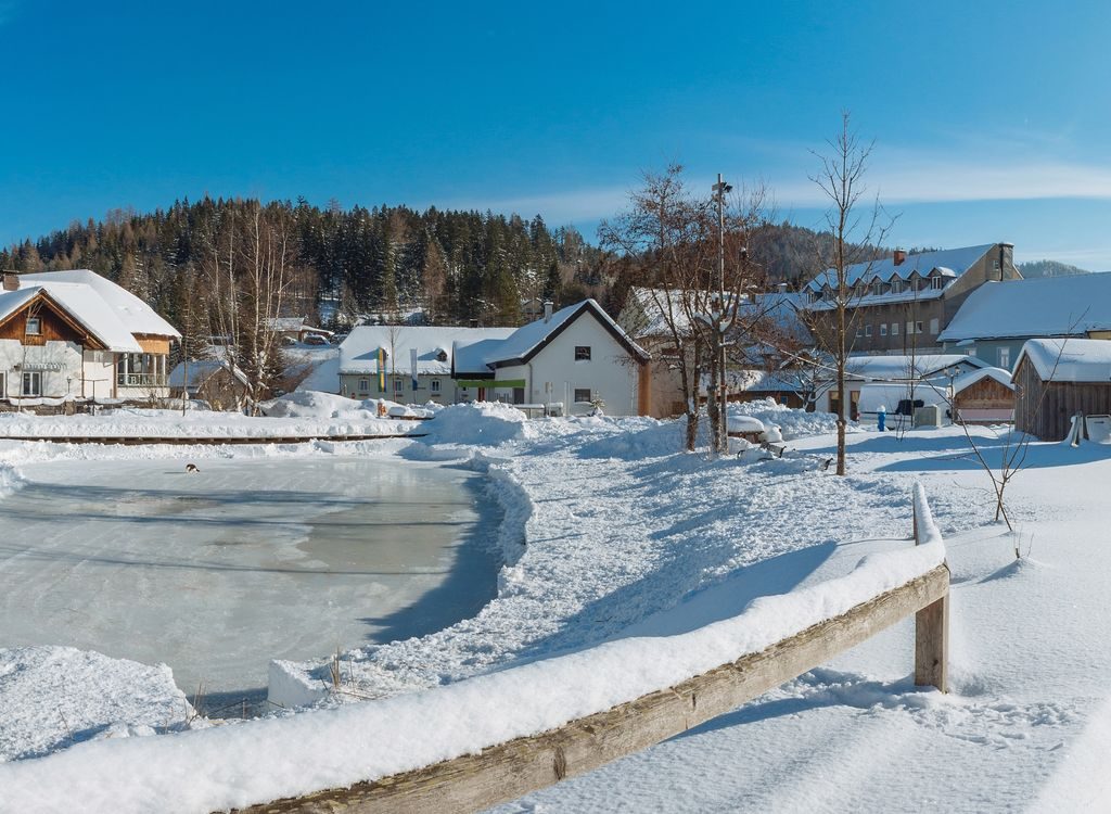 Dorfplatz mit Blick auf Hofladen © TV Mitterbach/Weg(er)bauer